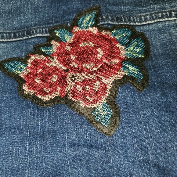 NWT SMALL LULAROE JAXON DENIM JACKET ROSE PATCHES - Picture 4 of 6